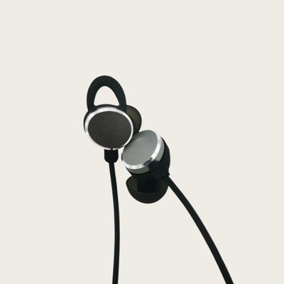 IPX5 Wiederaufladbare unsichtbare Hörgeräte Wasserdichtes Ohrgerät für Gehörlose 80 Stunden